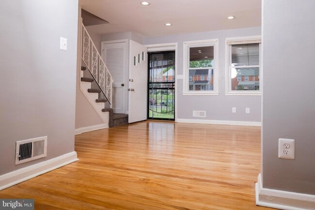 Photo - 8325 Dalesford Rd