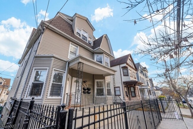 Building Photo - 467-469-469 Summer Ave Unit 2