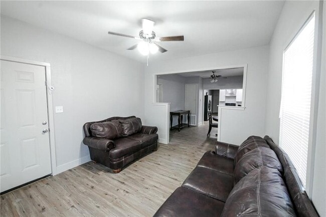 Photo - 1415 Marguerite St