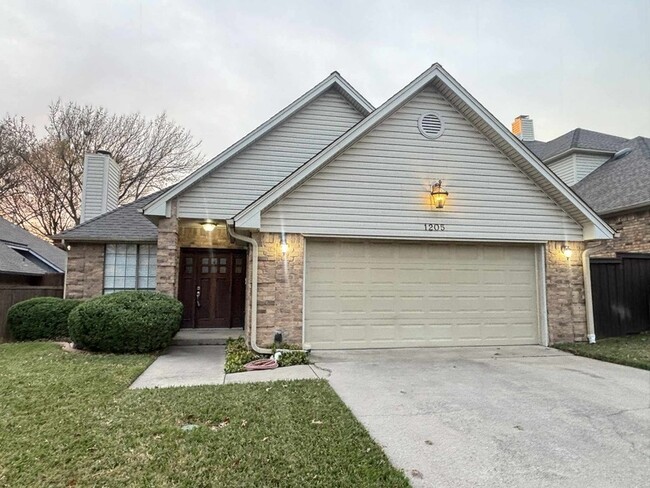 Building Photo - 1205 Olde Towne Dr