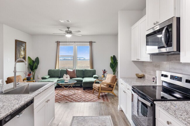 Photo - 101B Emilie Wy Unit SI FL1-ID1526892P