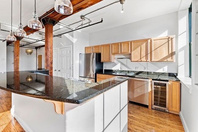 Building Photo - 881 E 1st St Unit 302