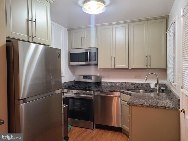 Photo - 10804 Drumm Ave