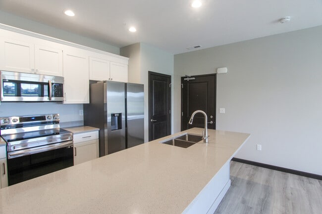 Building Photo - Fairway Place Apartments - New