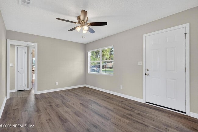 Photo - 5437 Attleboro St