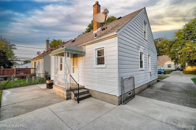 Photo - 6151 Helen St