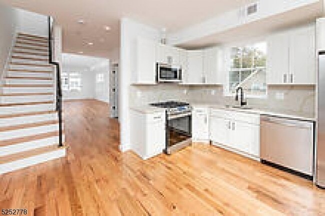 Building Photo - 125 Broughton Ave Unit 1