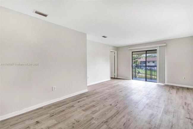 Building Photo - 6020 Shaker Wood Cir Unit 205