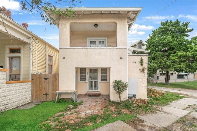 Building Photo - 1826 Moss St Unit B