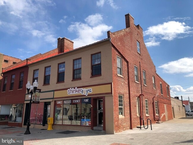 Building Photo - 104 S Loudoun St Unit 2