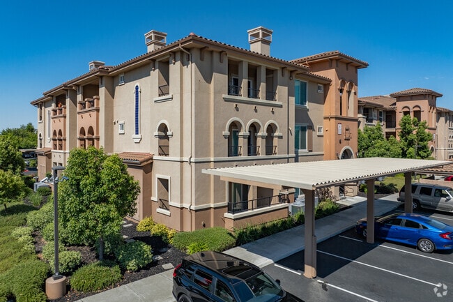 Building Photo - Villas at North Village