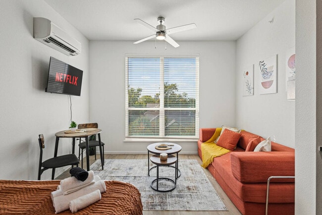 Building Photo - 596 W 9th St Unit SI ID1491166P