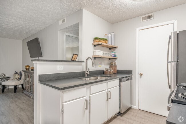 2BR, 2BA - 972SF - Kitchen - Enclave at Albany Park