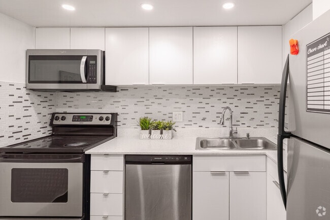 1BA, 1.5BA - 1,000SF - Kitchen - International Village/ Fully Furnished