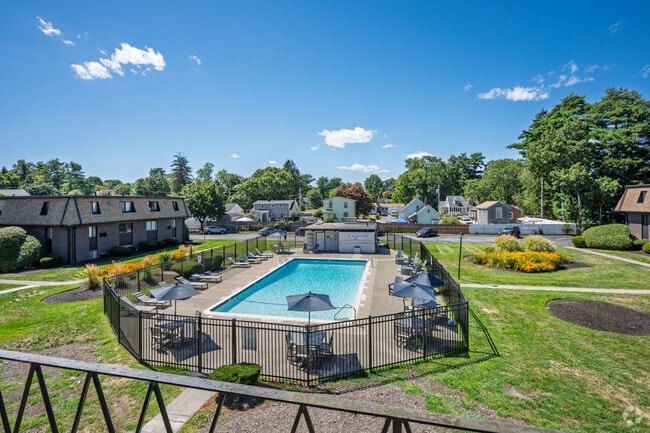 1BR, 1BA - 750SF - Balcony - ReNew Taunton Apartment Collection