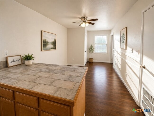Photo - 661 W Austin St