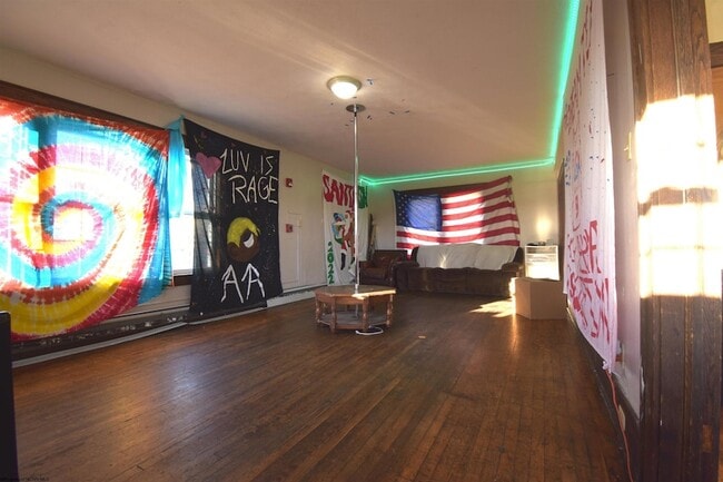 Photo - 678 Spruce St