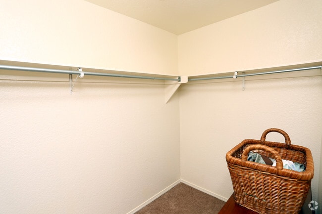 2BR, 2BA Flat -975SF - Walk In Closet - Summit Ridge 168 OK