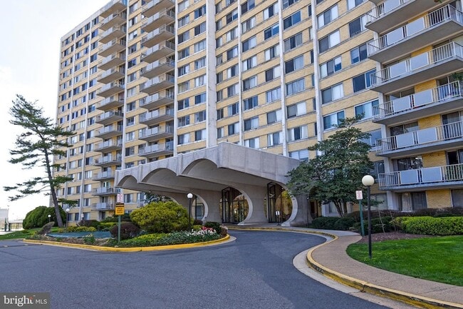 Building Photo - 301 N Beauregard St Unit 209
