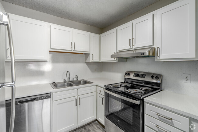 Platinum 2BR, 2BA - 968SF - Kitchen - Colonial Village