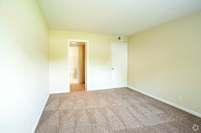 3BR, 2BA - 1,410 SF - Bedroom - Royal Arms of Louisville