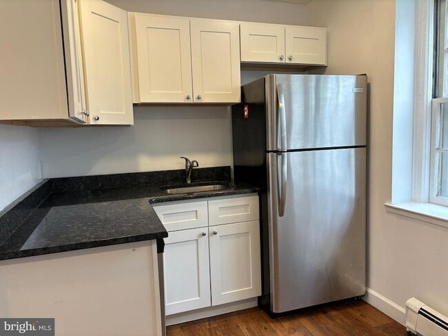 Photo - 676 Perth Pl Unit B