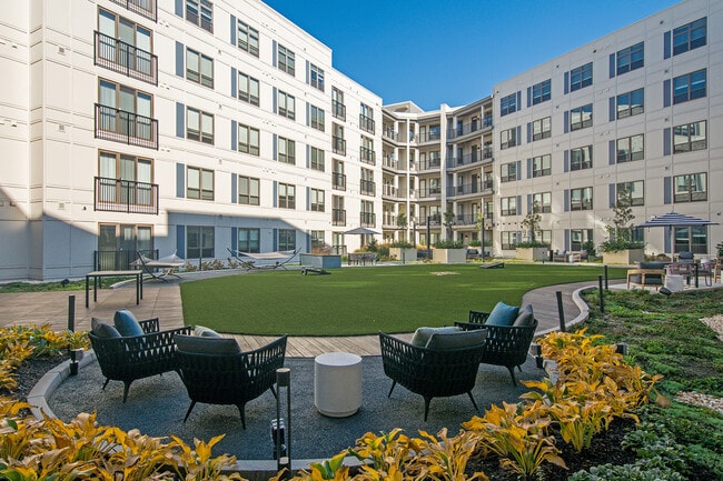 Axel Brewers Hill Courtyard - Axel Brewers Hill