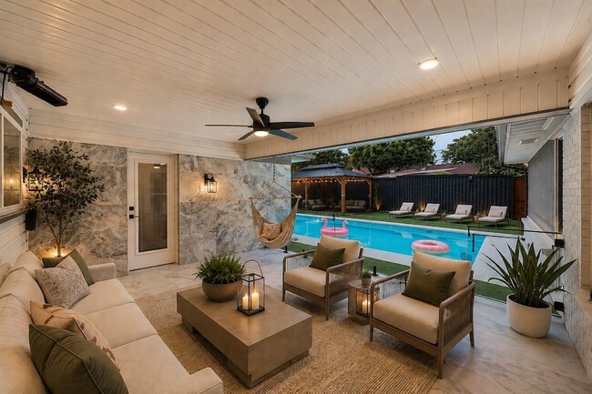 Building Photo - 7765 El Pensador Dr