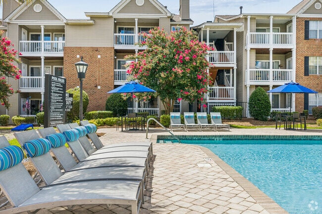 Swimming Pool & Sun Deck - Granby Crossing