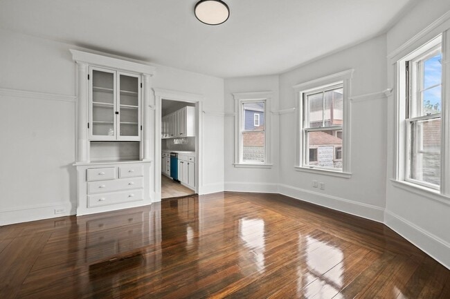 Building Photo - 55 Surrey St Unit 2
