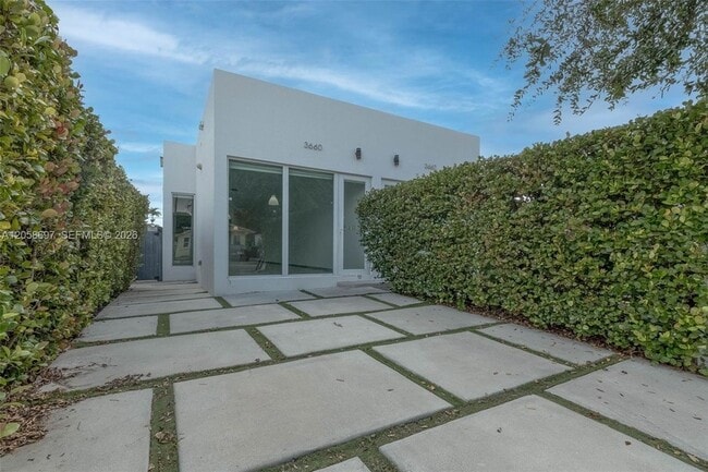 Building Photo - 3662 SW 24th Ter Unit 3662