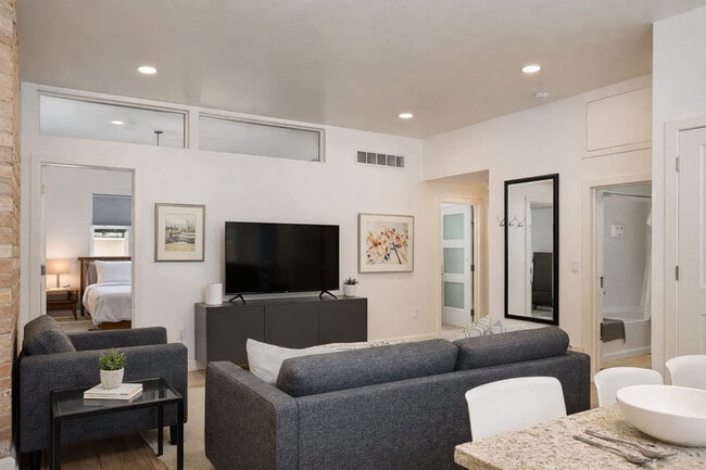 Photo - 125 W Wisconsin Ave Unit SI ID1318207P