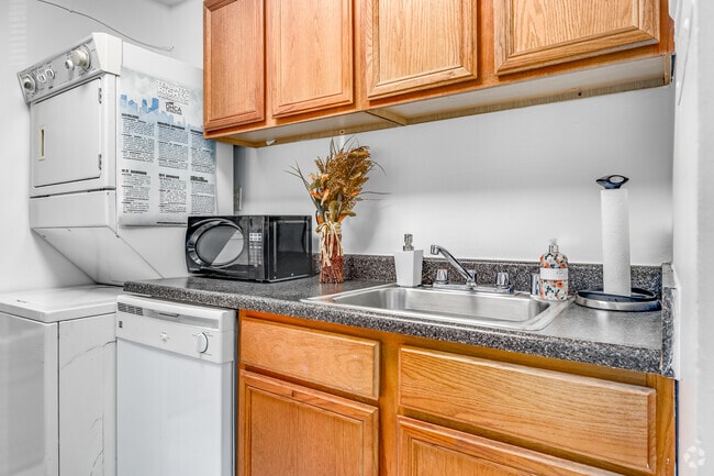 2BR, 2BA - 1,050SF - Kitchen - Strathmore House Apartments