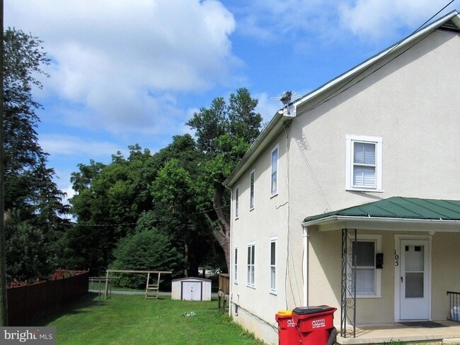 Photo - 105 N George St.