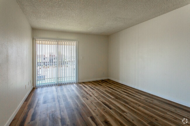 1 BD, 1 BA - 750 SQ FT - Acacia Gardens