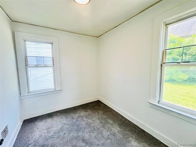 Photo - 3548 St Clair St