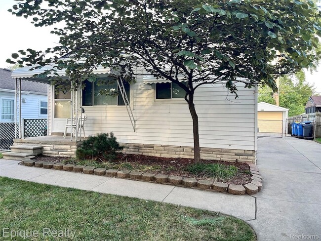 Photo - 5627 Clippert St