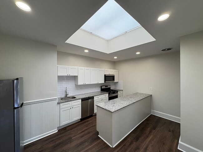 Building Photo - 996 Chestnut St Unit 2