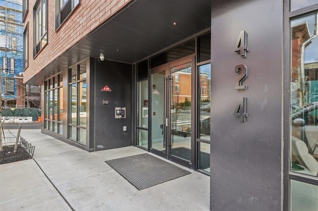 Building Photo - 424 Arlington Ave Unit 206