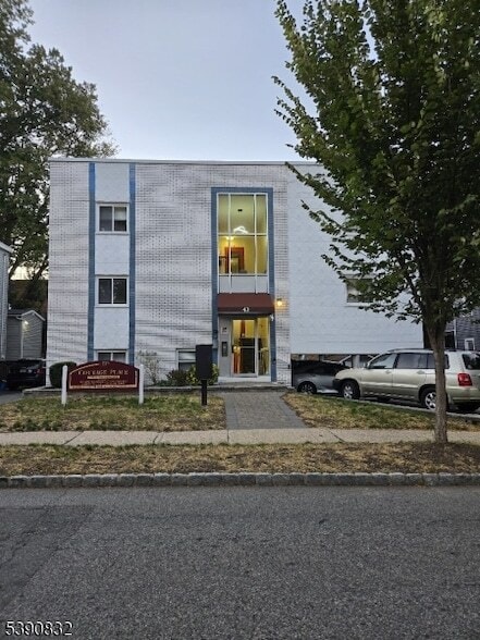 Building Photo - 43 Cottage St Unit 3D