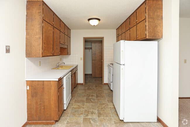 2BR, 1BA - 875SF - Bison Arms Apartments