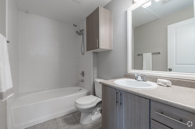 2BR, 2BA - 1,020SF - Bathroom - Lakeside 121 Apartments