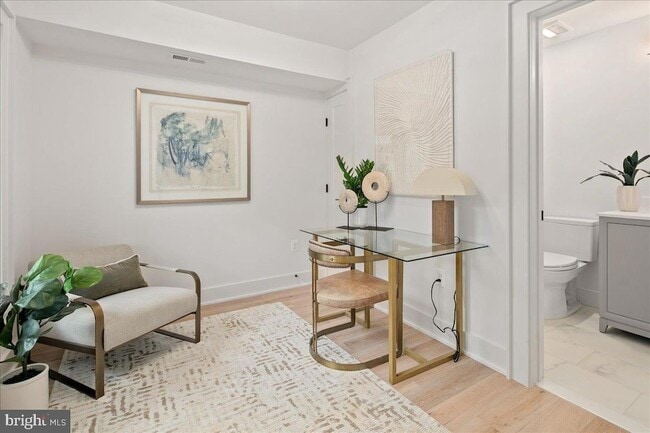 Photo - 911 N Irving St