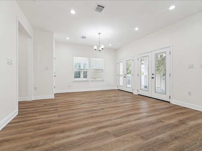 Photo - 915 E 37th St