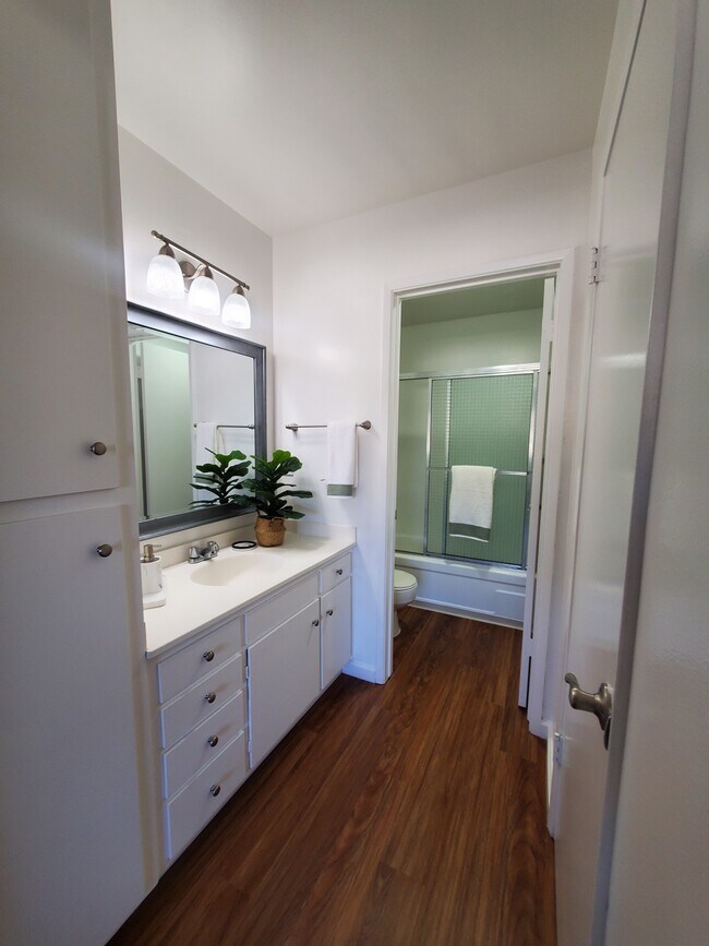 1BR, 1BA Classic Bathroom - Fayette Arms Apartments