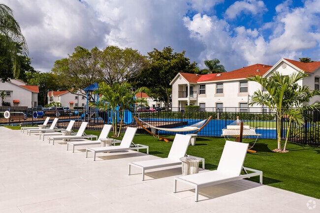 Pool - Savannah Place Apartments