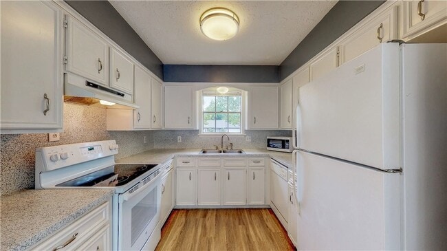 Photo - 1000 Holleman Dr