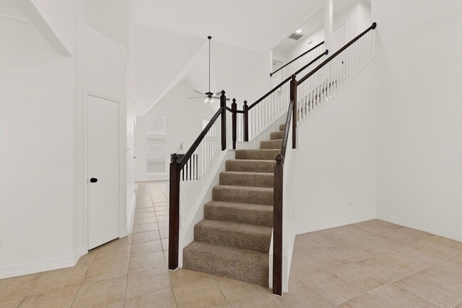 Photo - 817 Edmonton Dr