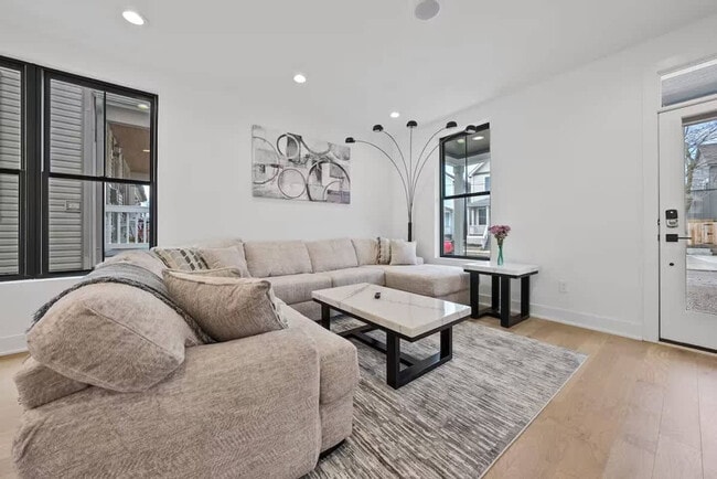 Building Photo - 994 N 6th St Unit ID1265652P