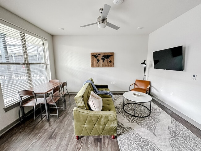 Building Photo - 111 E 4th St Unit ID1036795P